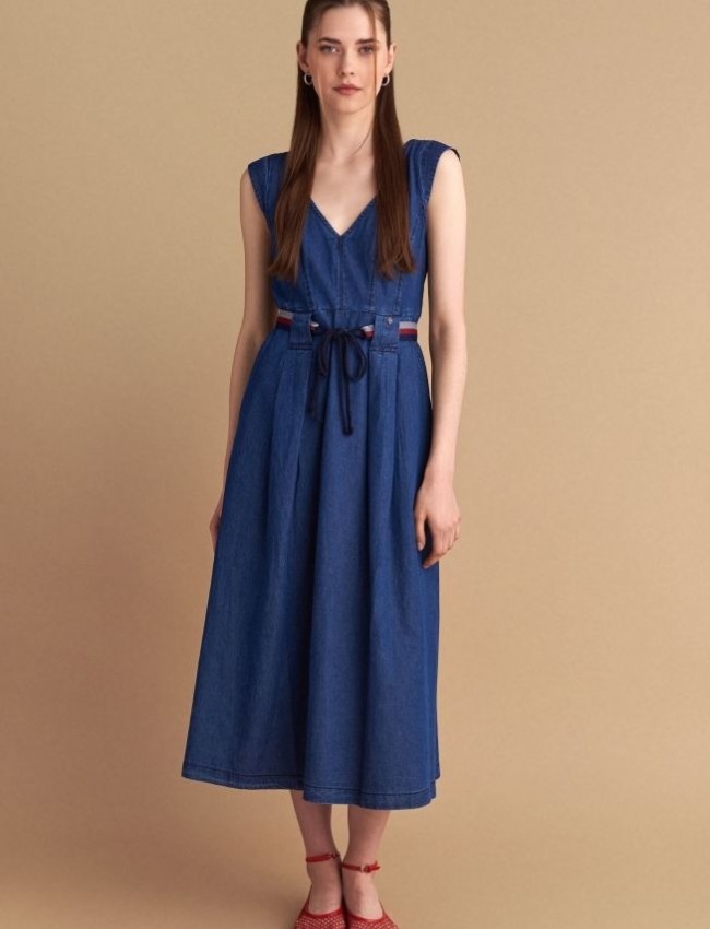 Blue jean tencel αμάνικο midi φόρεμα, με πιέτες, V-λαιμόκοψη, κλείσιμο με φερμουάρ πίσω και αποσπώμενη ζώνη Attrattivo