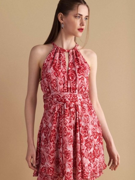 Floral printed κόκκινο κοντό φόρεμα, σε κλος γραμμή, με helter λαιμόκοψη, παρτούς ώμους, άνοιγμα πίσω στην πλάτη και κλείσιμο με φερμουάρ Attrattivo 