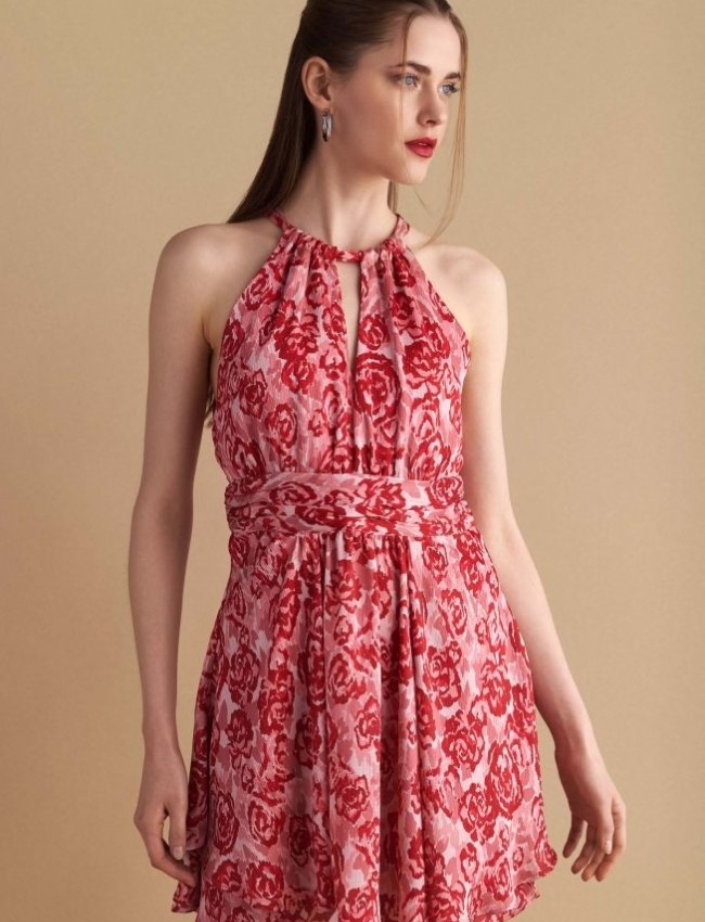Floral printed κόκκινο κοντό φόρεμα, σε κλος γραμμή, με helter λαιμόκοψη, παρτούς ώμους, άνοιγμα πίσω στην πλάτη και κλείσιμο με φερμουάρ Attrattivo 