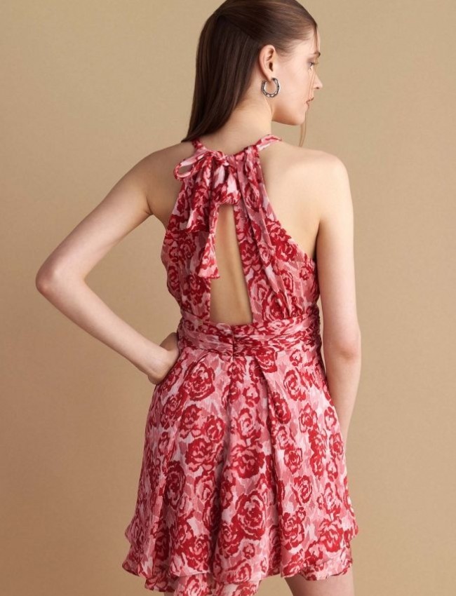 Floral printed κόκκινο κοντό φόρεμα, σε κλος γραμμή, με helter λαιμόκοψη, παρτούς ώμους, άνοιγμα πίσω στην πλάτη και κλείσιμο με φερμουάρ Attrattivo 