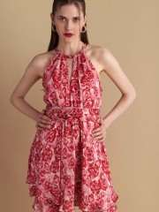 Floral printed κόκκινο κοντό φόρεμα, σε κλος γραμμή, με helter λαιμόκοψη, παρτούς ώμους, άνοιγμα πίσω στην πλάτη και κλείσιμο με φερμουάρ Attrattivo 