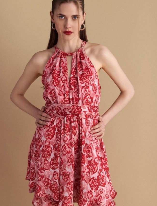Floral printed κόκκινο κοντό φόρεμα, σε κλος γραμμή, με helter λαιμόκοψη, παρτούς ώμους, άνοιγμα πίσω στην πλάτη και κλείσιμο με φερμουάρ Attrattivo 