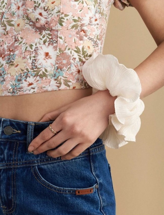 Λευκό scrunchie με ανάγλυφη υφή Attrattivo 