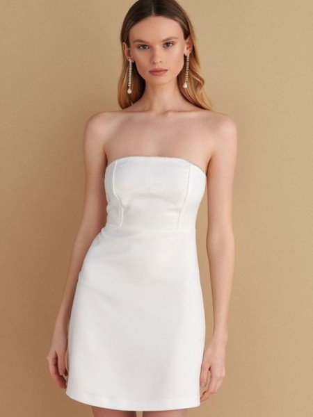 Λευκό strapless κοντό φόρεμα σε Α-γραμμή, διακοσμητικά strass στο πάνω μέρος, αποσπώμενες λεπτές τιράντες και κλείσιμο κε κρυφό φερμουάρ στην πλάτη Attrattivo