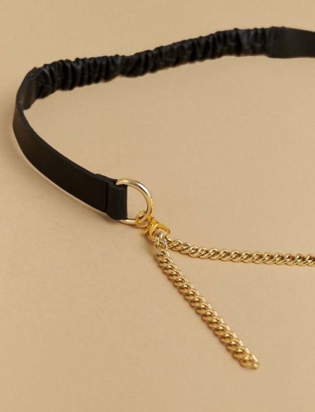 Μαύρη leather ζώνη σε συνδυασμό με χρυσή αλυσίδα Attrattivo 