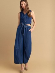 Blue jean tencel ψηλόμεσο παντελόνι, σε slouchy fit γραμμή, λάστιχο στην μέση, πλαϊνές τσέπες και αποσπώμενη υφασμάτινη ζώνη Attrattivo 