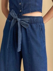 Blue jean tencel ψηλόμεσο παντελόνι, σε slouchy fit γραμμή, λάστιχο στην μέση, πλαϊνές τσέπες και αποσπώμενη υφασμάτινη ζώνη Attrattivo 
