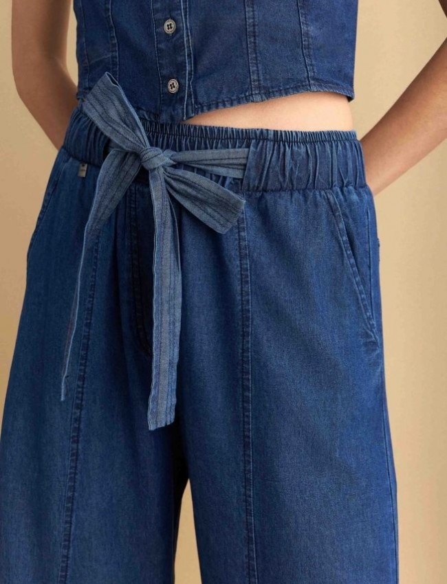 Blue jean tencel ψηλόμεσο παντελόνι, σε slouchy fit γραμμή, λάστιχο στην μέση, πλαϊνές τσέπες και αποσπώμενη υφασμάτινη ζώνη Attrattivo 