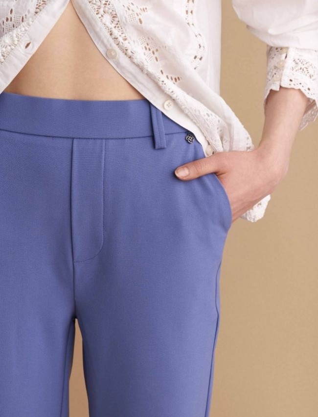 Μπλε indigo basic παντελόνι αστραγάλου χωρίς κούμπωμα, με πλαϊνές τσέπες, λάστιχο πίσω στην μέση και ρεβέρ στο τελείωμα Attrattivo