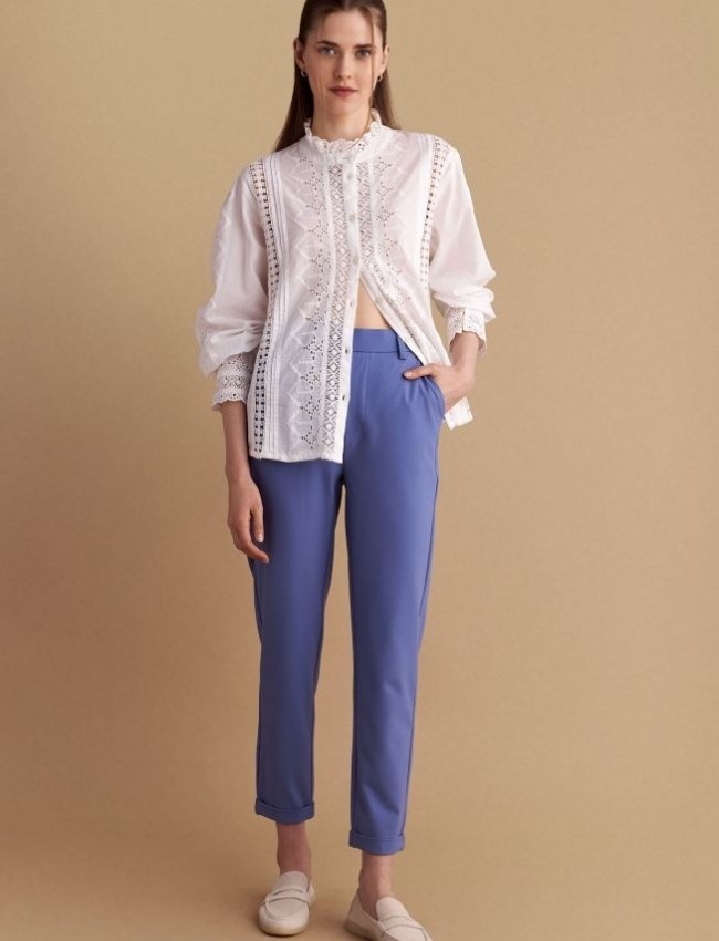 Μπλε indigo basic παντελόνι αστραγάλου χωρίς κούμπωμα, με πλαϊνές τσέπες, λάστιχο πίσω στην μέση και ρεβέρ στο τελείωμα Attrattivo