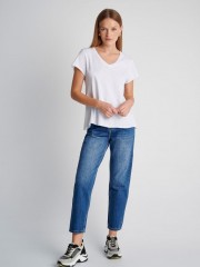 Λευκό βαμβακερό κοντομάνικο basic Τ-shirt, με V- λαιμόκοψη και ελαφρώς Α γραμμή Attrattivo  