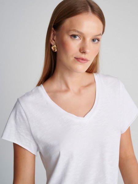Λευκό βαμβακερό κοντομάνικο basic Τ-shirt, με V- λαιμόκοψη και ελαφρώς Α γραμμή Attrattivo  