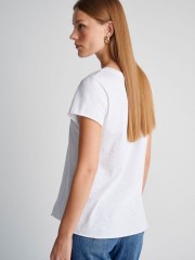 Λευκό βαμβακερό κοντομάνικο basic Τ-shirt, με V- λαιμόκοψη και ελαφρώς Α γραμμή Attrattivo  