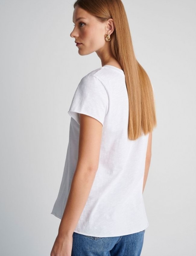 Λευκό βαμβακερό κοντομάνικο basic Τ-shirt, με V- λαιμόκοψη και ελαφρώς Α γραμμή Attrattivo  