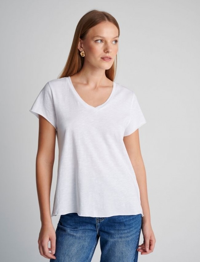 Λευκό βαμβακερό κοντομάνικο basic Τ-shirt, με V- λαιμόκοψη και ελαφρώς Α γραμμή Attrattivo  