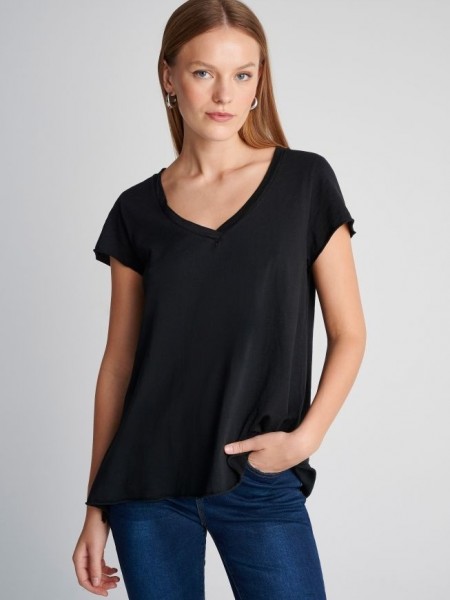 Μαύρο βαμβακερό κοντομάνικο basic Τ-shirt, με V- λαιμόκοψη και ελαφρώς Α γραμμή Attrattivo  
