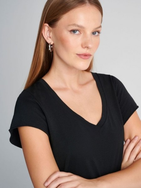 Μαύρο βαμβακερό κοντομάνικο basic Τ-shirt, με V- λαιμόκοψη και ελαφρώς Α γραμμή Attrattivo  