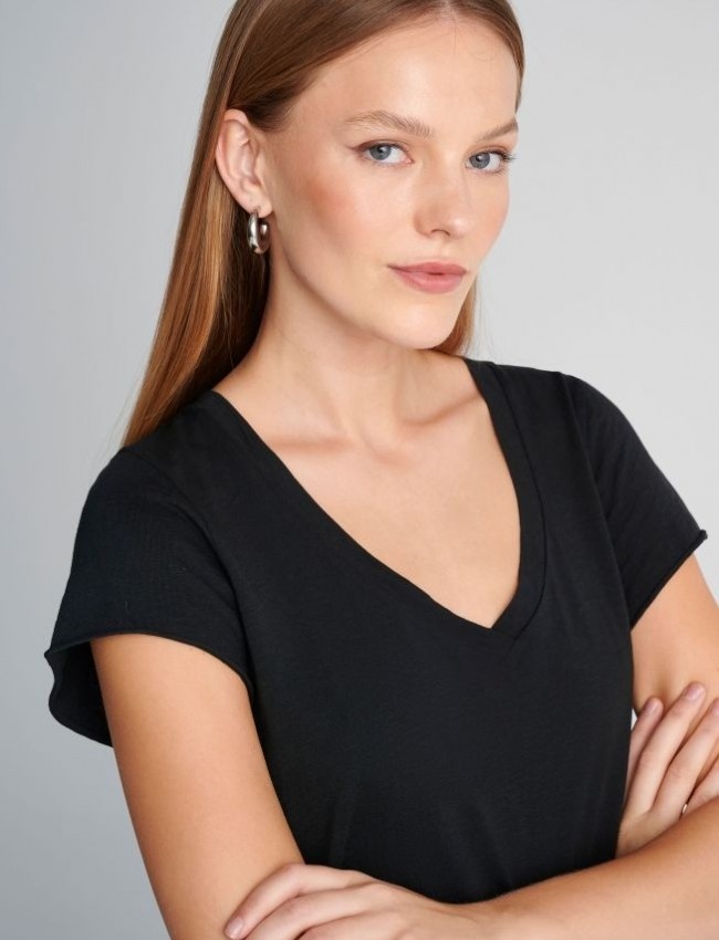 Μαύρο βαμβακερό κοντομάνικο basic Τ-shirt, με V- λαιμόκοψη και ελαφρώς Α γραμμή Attrattivo  
