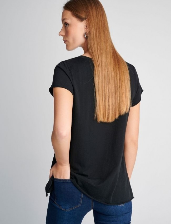 Μαύρο βαμβακερό κοντομάνικο basic Τ-shirt, με V- λαιμόκοψη και ελαφρώς Α γραμμή Attrattivo  