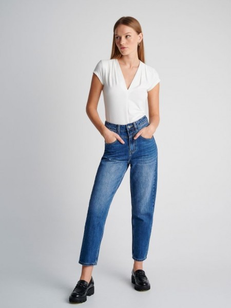 Blue jean ψηλόμεσο mom's fit jean παντελόνι με μπροστινές στρογγυλεμένες τσέπες, διακοσμητικές ραφές και τετράγωνες πίσω τσέπες Attrattivo