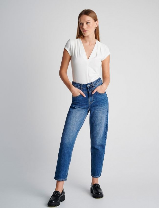 Blue jean ψηλόμεσο mom's fit jean παντελόνι με μπροστινές στρογγυλεμένες τσέπες, διακοσμητικές ραφές και τετράγωνες πίσω τσέπες Attrattivo