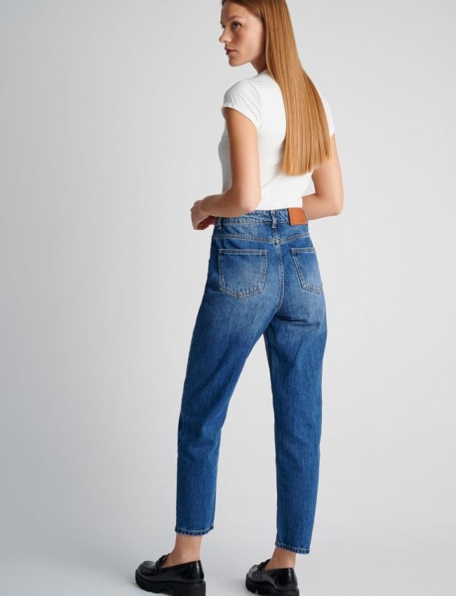 Blue jean ψηλόμεσο mom's fit jean παντελόνι με μπροστινές στρογγυλεμένες τσέπες, διακοσμητικές ραφές και τετράγωνες πίσω τσέπες Attrattivo