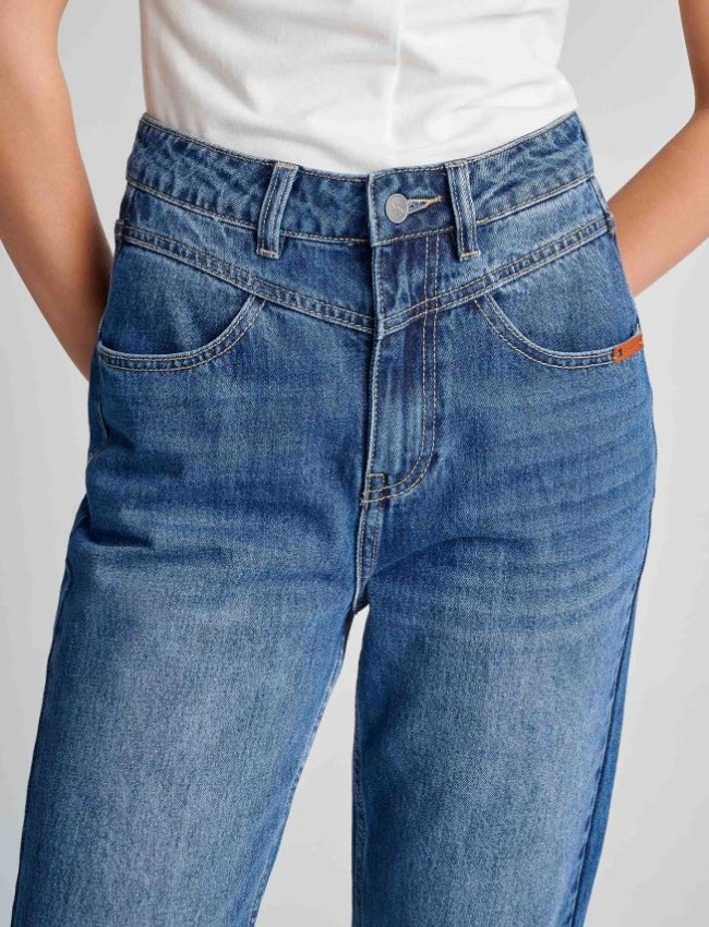 Blue jean ψηλόμεσο mom's fit jean παντελόνι με μπροστινές στρογγυλεμένες τσέπες, διακοσμητικές ραφές και τετράγωνες πίσω τσέπες Attrattivo