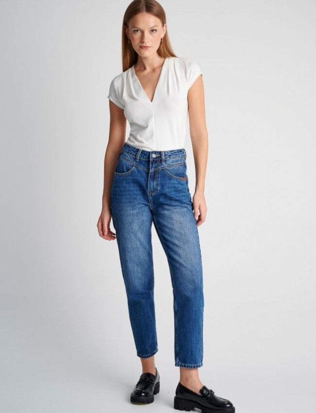 Blue jean ψηλόμεσο mom's fit jean παντελόνι με μπροστινές στρογγυλεμένες τσέπες, διακοσμητικές ραφές και τετράγωνες πίσω τσέπες Attrattivo