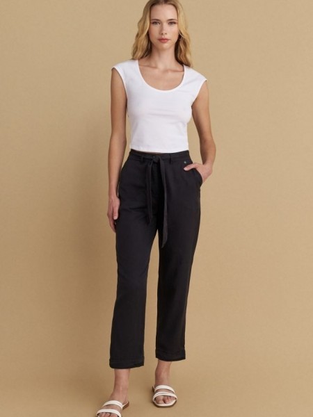 Μαύρο basic tencel παντελόνι, με πλαϊνές τσέπες, αποσπώμενη υφασμάτινη ζώνη και ρυθμιζόμενο κουμπί στον ποδόγυρο Attrattivo 