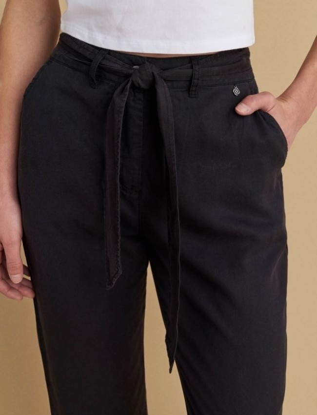 Μαύρο basic tencel παντελόνι, με πλαϊνές τσέπες, αποσπώμενη υφασμάτινη ζώνη και ρυθμιζόμενο κουμπί στον ποδόγυρο Attrattivo 