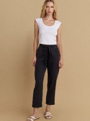 Μαύρο basic tencel παντελόνι, με πλαϊνές τσέπες, αποσπώμενη υφασμάτινη ζώνη και ρυθμιζόμενο κουμπί στον ποδόγυρο Attrattivo 