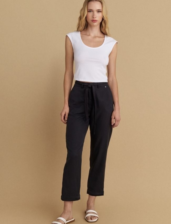 Μαύρο basic tencel παντελόνι, με πλαϊνές τσέπες, αποσπώμενη υφασμάτινη ζώνη και ρυθμιζόμενο κουμπί στον ποδόγυρο Attrattivo 