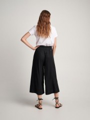 Μαύρη ψηλόμεση cropped παντελόνα σε φαρδιά γραμμή, πλαϊνά ξύλινα κουμπιά και λάστιχο πίσω στην μέση Attrattivo