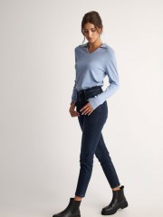 Blue black high waisted ελαστικό jean παντελόνι σε στενή γραμμή, με τετράγωνες τσέπες, πίσω, μικρά ξεβάμματα και κλείσιμο με κρυφό φερμουάρ και κουμπί μπροστά Attrattivo 