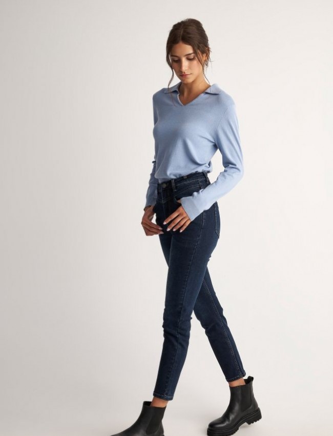 Blue black high waisted ελαστικό jean παντελόνι σε στενή γραμμή, με τετράγωνες τσέπες, πίσω, μικρά ξεβάμματα και κλείσιμο με κρυφό φερμουάρ και κουμπί μπροστά Attrattivo 