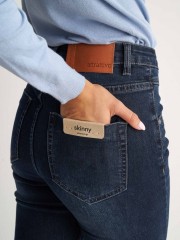Blue black high waisted ελαστικό jean παντελόνι σε στενή γραμμή, με τετράγωνες τσέπες, πίσω, μικρά ξεβάμματα και κλείσιμο με κρυφό φερμουάρ και κουμπί μπροστά Attrattivo 