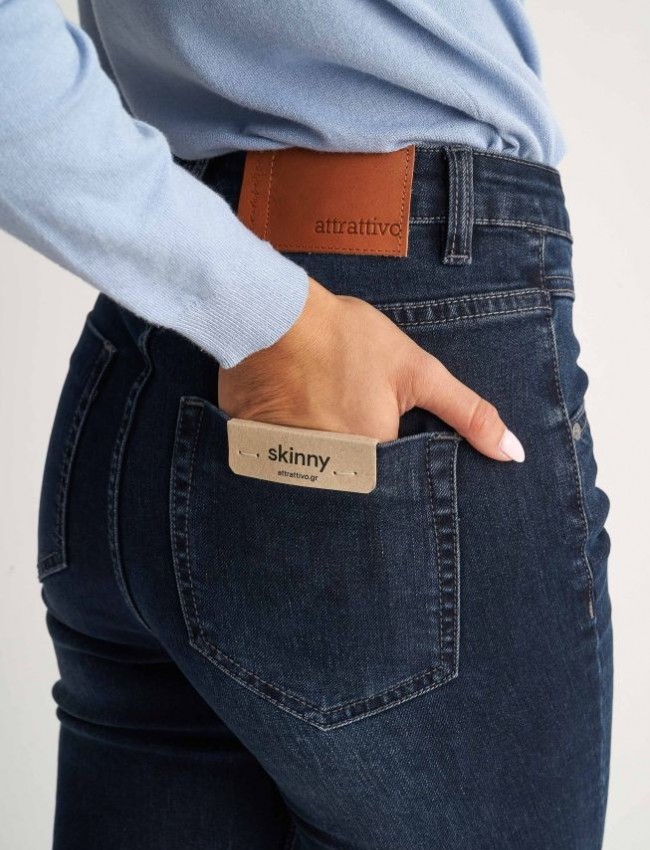 Blue black high waisted ελαστικό jean παντελόνι σε στενή γραμμή, με τετράγωνες τσέπες, πίσω, μικρά ξεβάμματα και κλείσιμο με κρυφό φερμουάρ και κουμπί μπροστά Attrattivo 