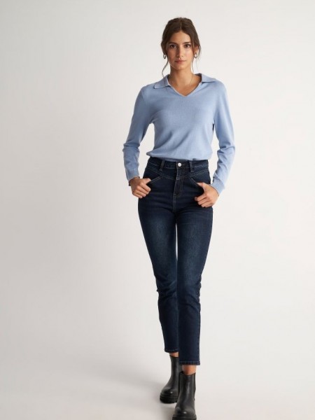 Blue black high waisted ελαστικό jean παντελόνι σε στενή γραμμή, με τετράγωνες τσέπες, πίσω, μικρά ξεβάμματα και κλείσιμο με κρυφό φερμουάρ και κουμπί μπροστά Attrattivo 