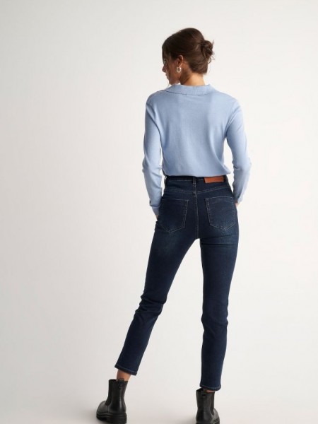 Blue black high waisted ελαστικό jean παντελόνι σε στενή γραμμή, με τετράγωνες τσέπες, πίσω, μικρά ξεβάμματα και κλείσιμο με κρυφό φερμουάρ και κουμπί μπροστά Attrattivo 