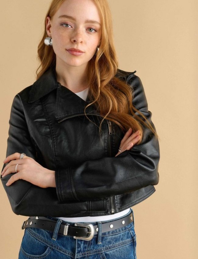 Μαύρο κοντό faux-leather jacket σε φαρμοστή γραμμή, με πλάγιο κλείσμο και μπροστινές κρυφές τσέπες με φερμουάρ Attrattivo