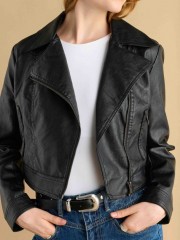 Μαύρο κοντό faux-leather jacket σε φαρμοστή γραμμή, με πλάγιο κλείσμο και μπροστινές κρυφές τσέπες με φερμουάρ Attrattivo