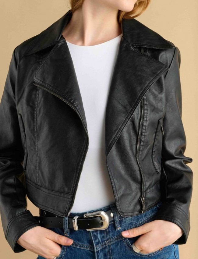 Μαύρο κοντό faux-leather jacket σε φαρμοστή γραμμή, με πλάγιο κλείσμο και μπροστινές κρυφές τσέπες με φερμουάρ Attrattivo