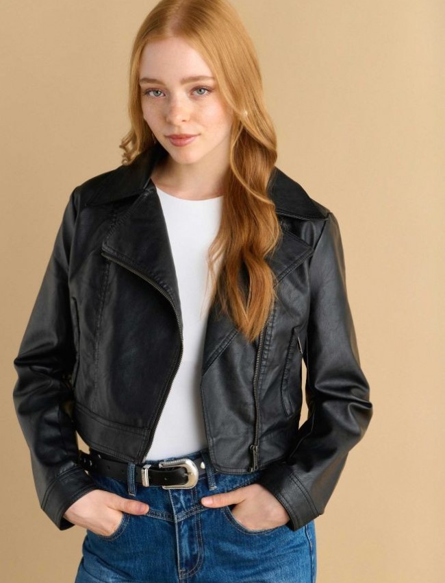 Μαύρο κοντό faux-leather jacket σε φαρμοστή γραμμή, με πλάγιο κλείσμο και μπροστινές κρυφές τσέπες με φερμουάρ Attrattivo