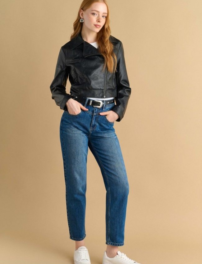 Μαύρο κοντό faux-leather jacket σε φαρμοστή γραμμή, με πλάγιο κλείσμο και μπροστινές κρυφές τσέπες με φερμουάρ Attrattivo
