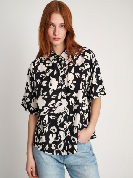 Floral printed μαύρο κοντομάνικο πουκάμισο, σε χαλαρή γραμμή, με ρεβέρ στα μανίκια και στρογγυλεμένα πλαϊνά στο τελείωμα Attrattivo 