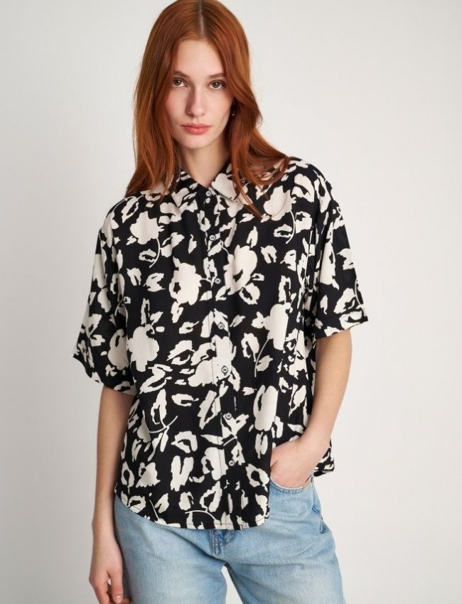Floral printed μαύρο κοντομάνικο πουκάμισο, σε χαλαρή γραμμή, με ρεβέρ στα μανίκια και στρογγυλεμένα πλαϊνά στο τελείωμα Attrattivo 