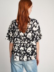 Floral printed μαύρο κοντομάνικο πουκάμισο, σε χαλαρή γραμμή, με ρεβέρ στα μανίκια και στρογγυλεμένα πλαϊνά στο τελείωμα Attrattivo 