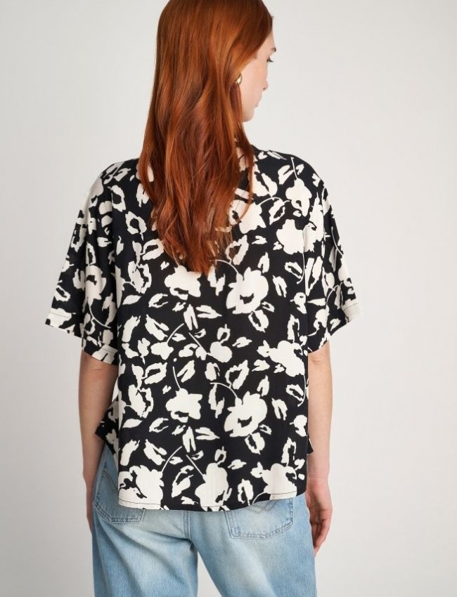 Floral printed μαύρο κοντομάνικο πουκάμισο, σε χαλαρή γραμμή, με ρεβέρ στα μανίκια και στρογγυλεμένα πλαϊνά στο τελείωμα Attrattivo 