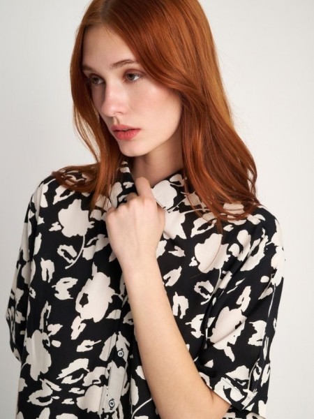 Floral printed μαύρο κοντομάνικο πουκάμισο, σε χαλαρή γραμμή, με ρεβέρ στα μανίκια και στρογγυλεμένα πλαϊνά στο τελείωμα Attrattivo 