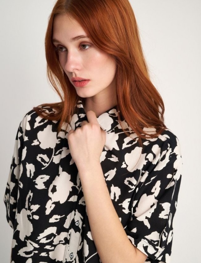Floral printed μαύρο κοντομάνικο πουκάμισο, σε χαλαρή γραμμή, με ρεβέρ στα μανίκια και στρογγυλεμένα πλαϊνά στο τελείωμα Attrattivo 